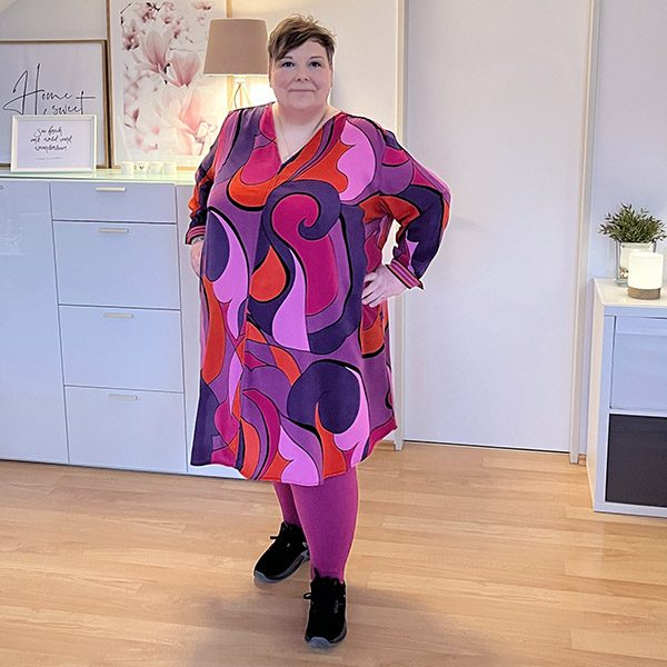 Botschafterin Britta präsentiert ihre pinke Kompressionsversorgung mit passendem Outfit