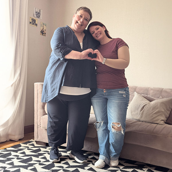 Die Botschafterinnen Kathi und Britta posieren zusammen und formen ein Herz mit den Händen