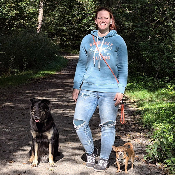 Botschafterin Kathi geht mit ihren Hunden im Wald spazieren