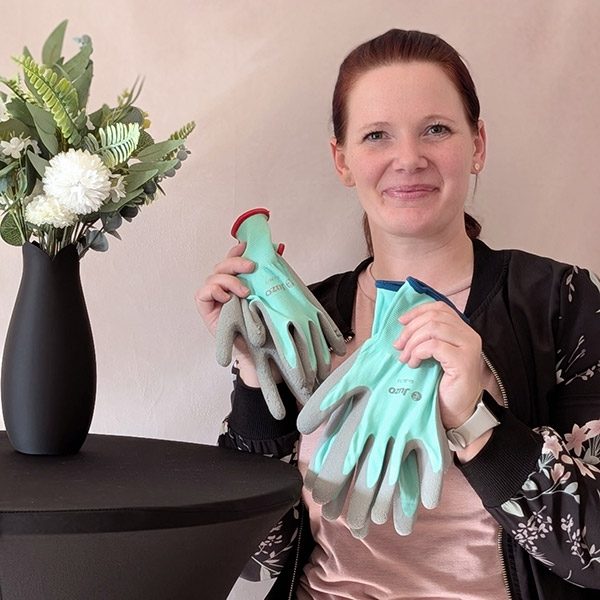 Botschafterin Kathi präsentiert die Juzo Anziehhandschuhe