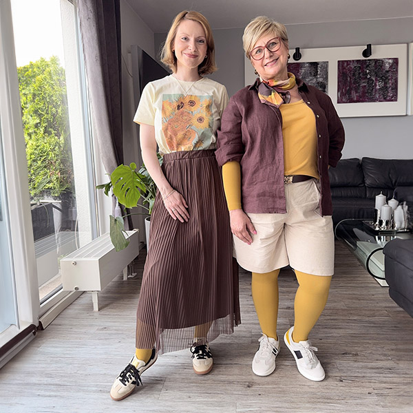 Botschafterin Marlene und ihre Mama Elisabeth posieren in ihren Juzo Kompressionsstrümpfen