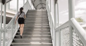 Frau geht eine Treppe nach oben | deinestarkeseite.de
