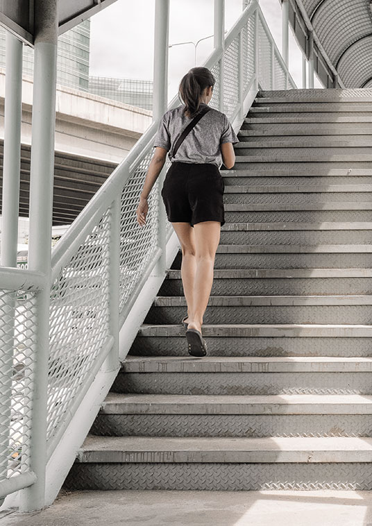 Frau geht Treppe hoch | deinestarkeseite.de