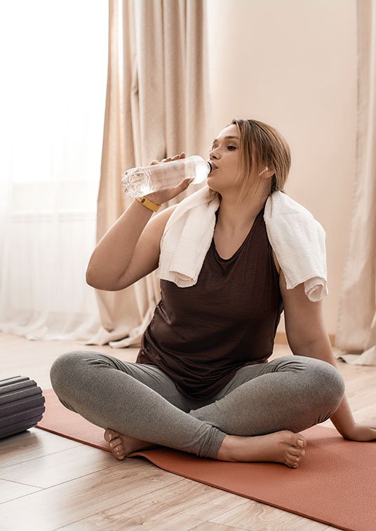 Trinkende Frau nach einem Workout | deinestarkeseite.de