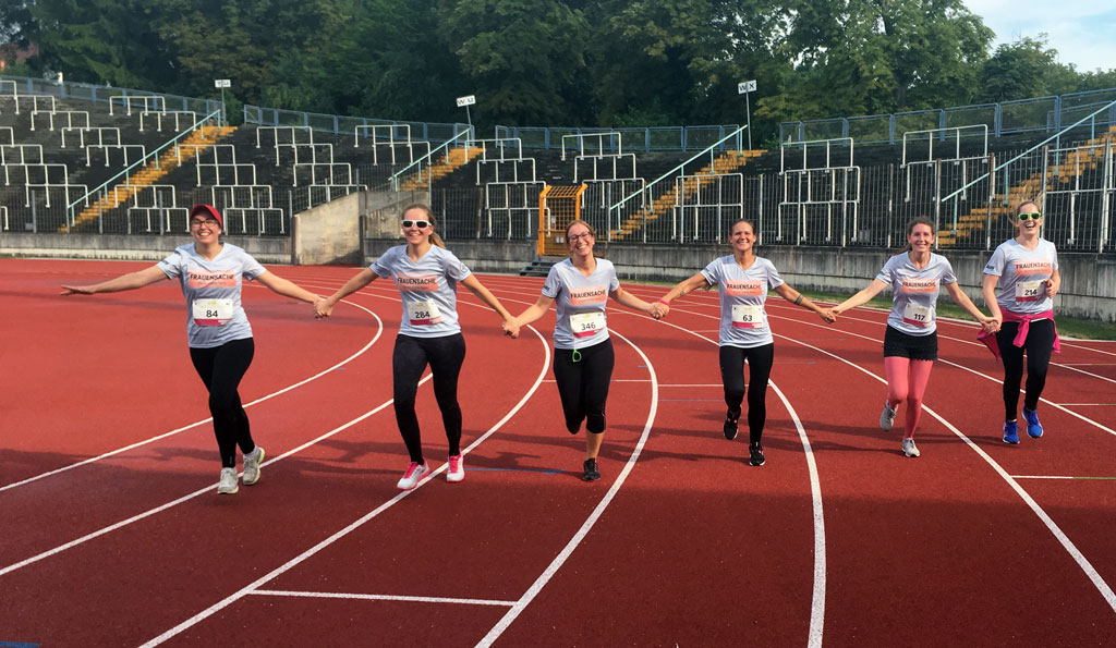 Das Team von FRAUENSACHE beim Zieleinlauf