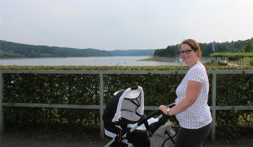 Sylvia mit Kinderwagen