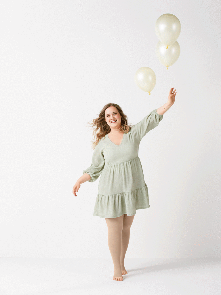 Maren im grünen Kleid mit drei Luftballons