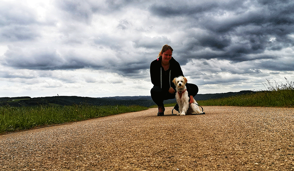 Martine mit ihrem Hund