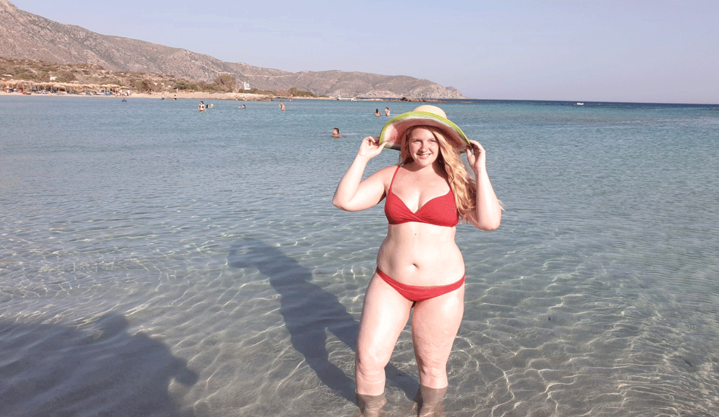 Sarah mit rotem Bikini im Meer in Mallorca
