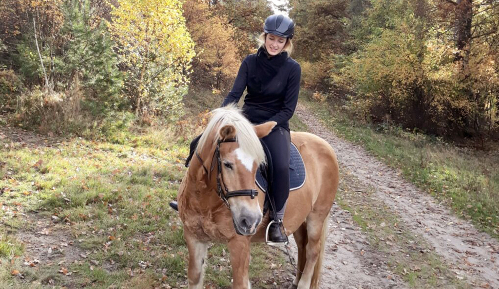 Kathi mit Pferd im Wald