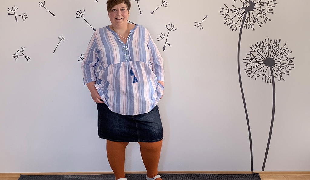 Bluse und Jeansrock mit Orange Pop Kompression