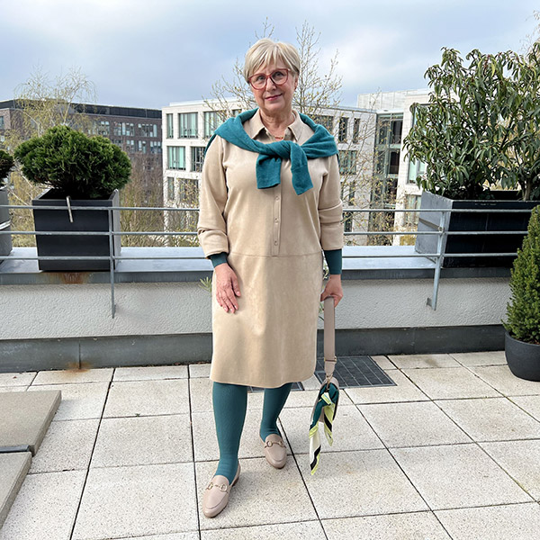 Botschafterin Elisabeth posiert draußen in ihrem schicken Outfit mit Kompressionsstrümpfen von Juzo