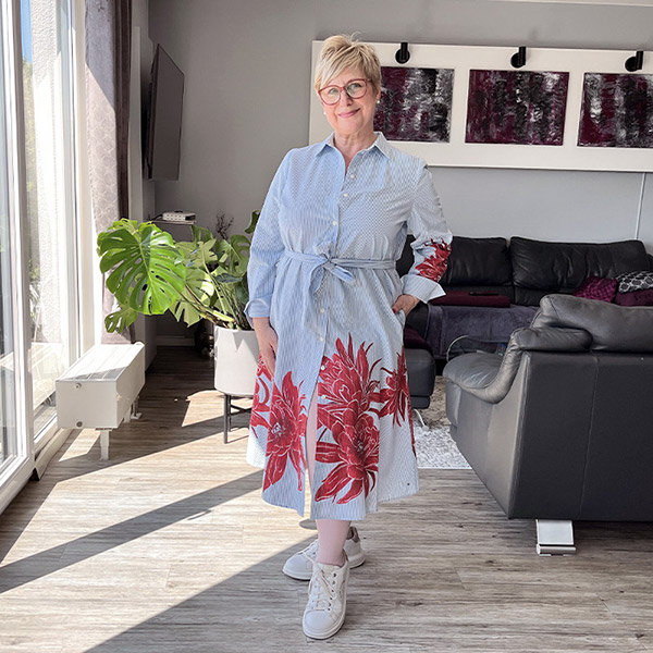 Botschafterin Elisabeth posiert in ihren rosa Kompressionsstrümpfen von Juzo