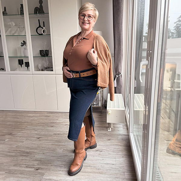 Botschafterin Elisabeth posiert im Wohnzimmer in ihrem Herbstoutfit mit Kompressionsstrümpfen