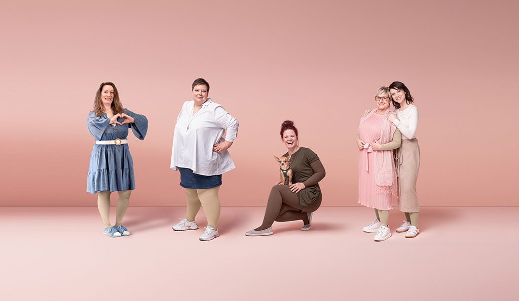 Frauensache Botschafterinnen posieren vor rosa Hintergrund