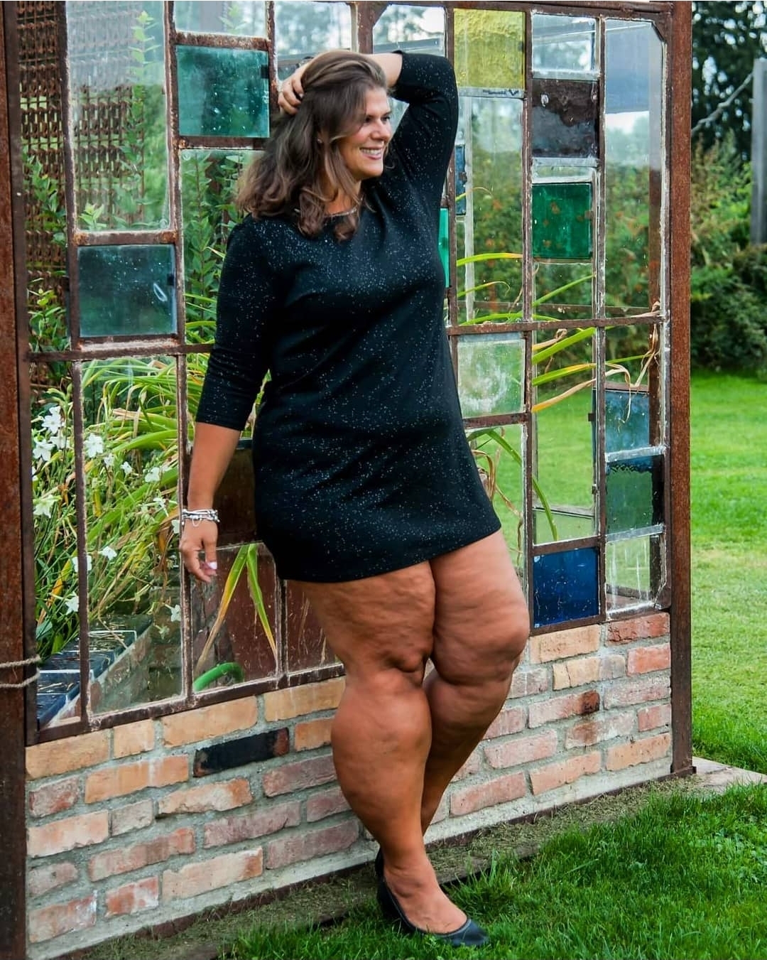 Bloggerin Kathy posiert outdoor und zeigt ihre nackten Beine