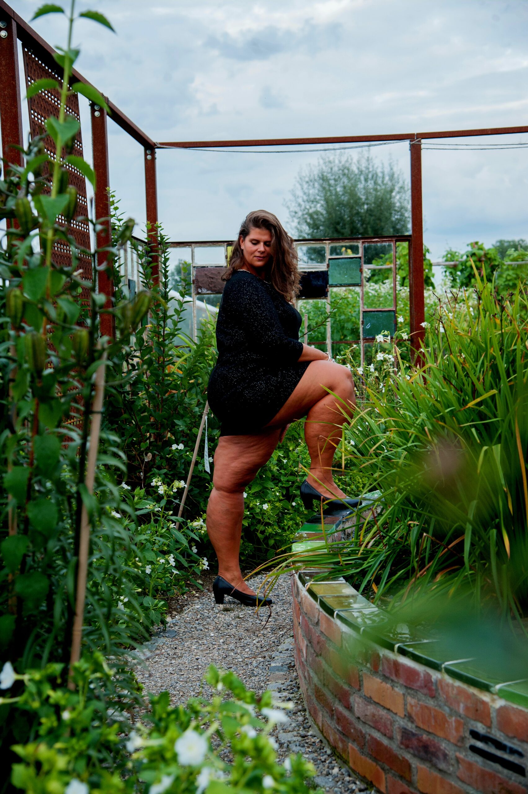 Bloggerin Kathy posiert outdoor und zeigt ihre nackten Beine