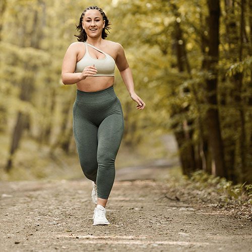Lipödembetroffene joggt durch einen Wald
