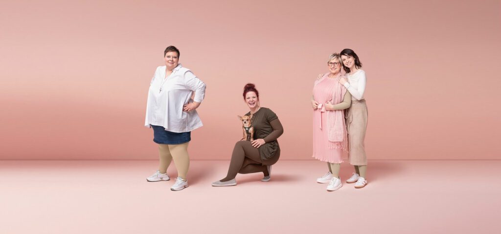 Die Frauensache Botschafterinnen posieren vor einem rosa Hintergrund