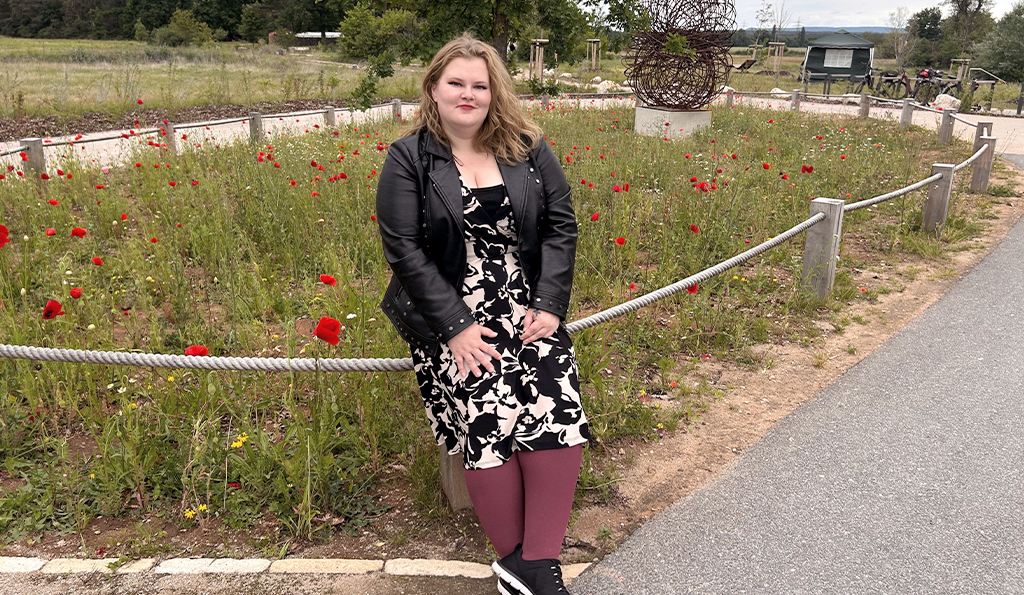 Bloggerin Lisa vor Blumenbeet