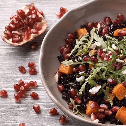 Bowl mit Ruccola und Granatapfelkernen