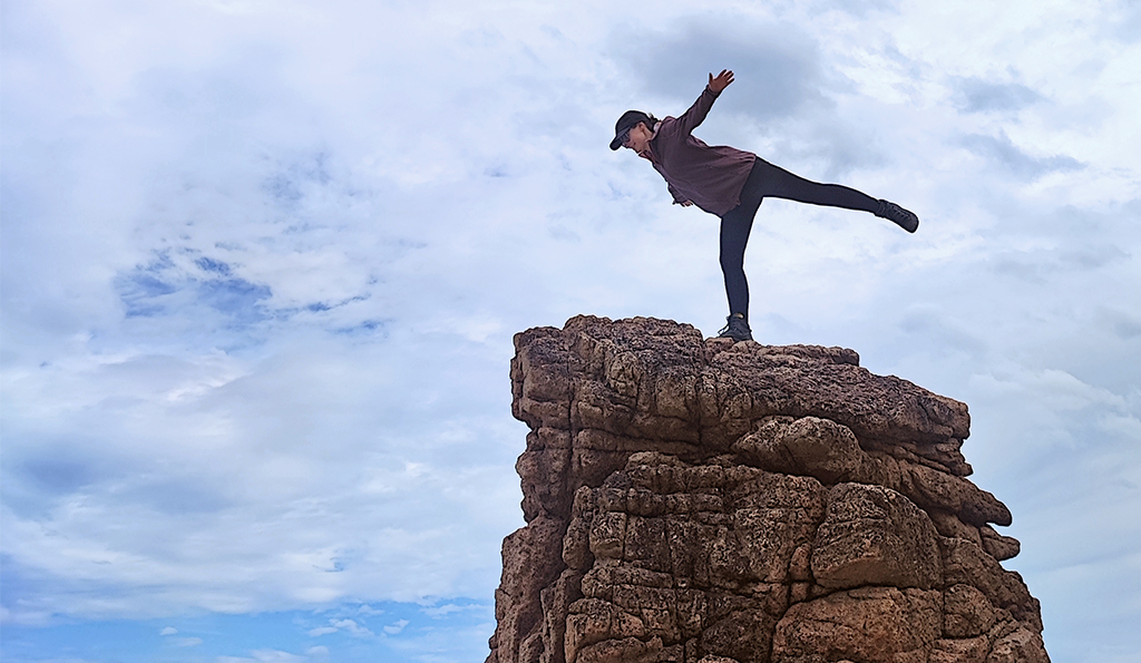 Bloggerin Annette auf einem Steinhaufen in der Natur