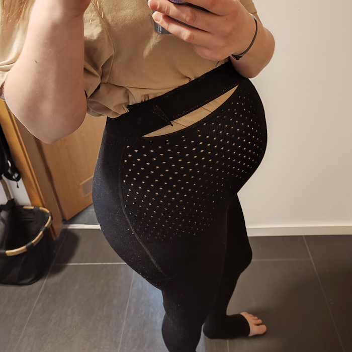 Bloggerin Annette mit Schwangerschaftsbauch und Kompression