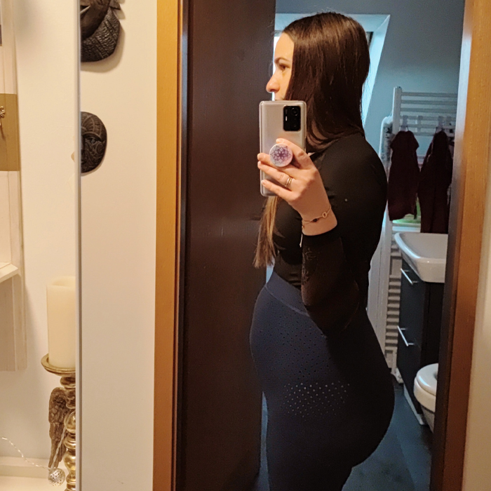 Bloggerin Annette mit Schwangerschaftsbauch und Kompression