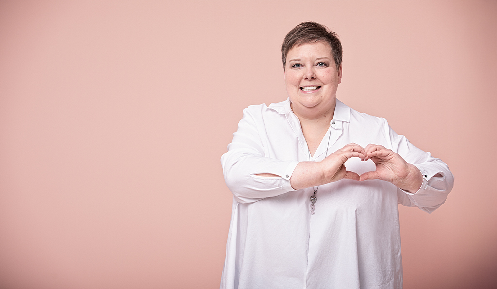 Botschafterin Britta formt mit ihren Händen ein Herz