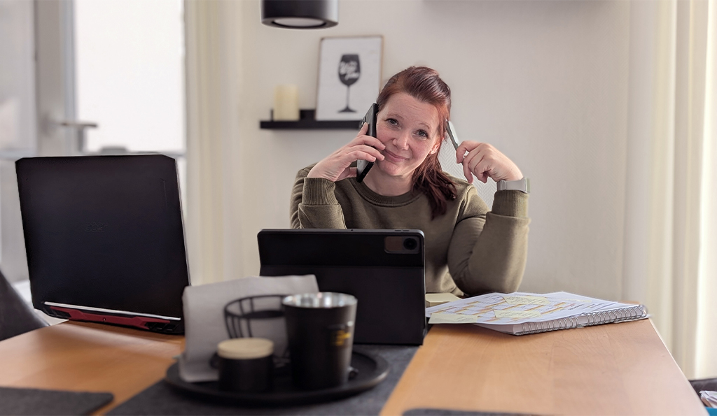 Botschafterin Kathi am Schreibtisch mit Laptop und Smartphones