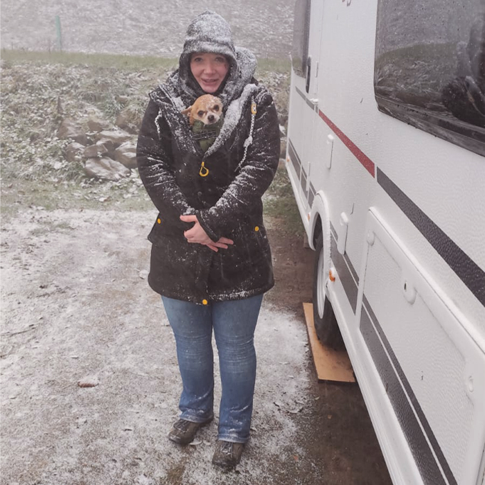 Botschafterin Kathi mit ihrem Hund Claus im Schneesturm