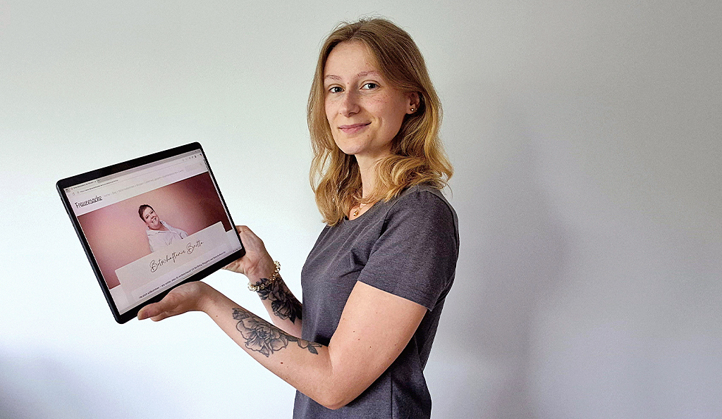 Bloggerin Marcy zeigt Frauensache am Laptop