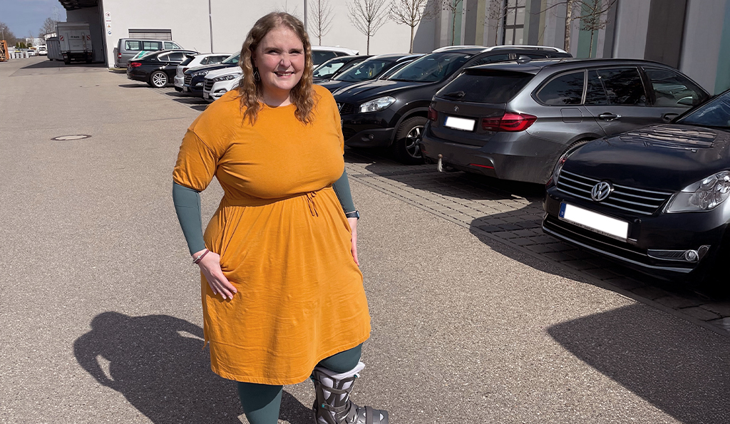 Bloggerin Sabine vor dem Juzo-Gebäude