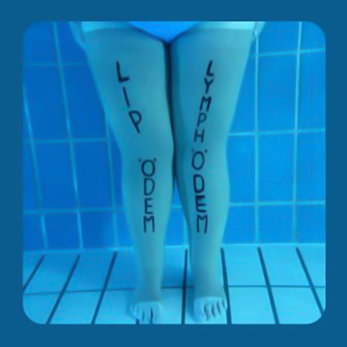 Beine mit der Aufschrift Lipödem und Lymphödem unter Wasser