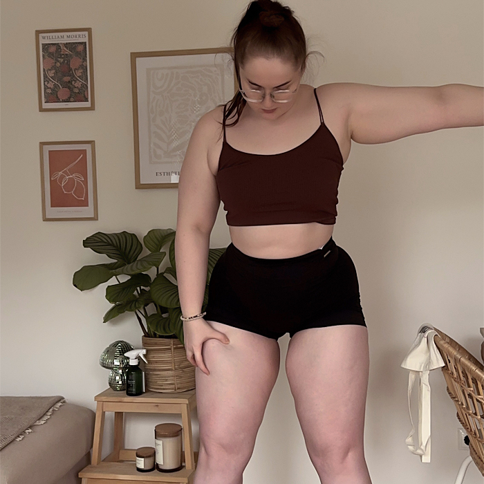 Bloggerin Jenny zeigt ihre Beine in kurzen Shorts