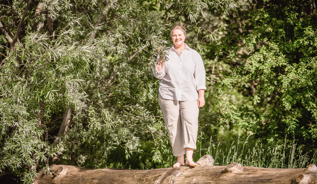 Bloggerin Alexandra barfuß im Freien