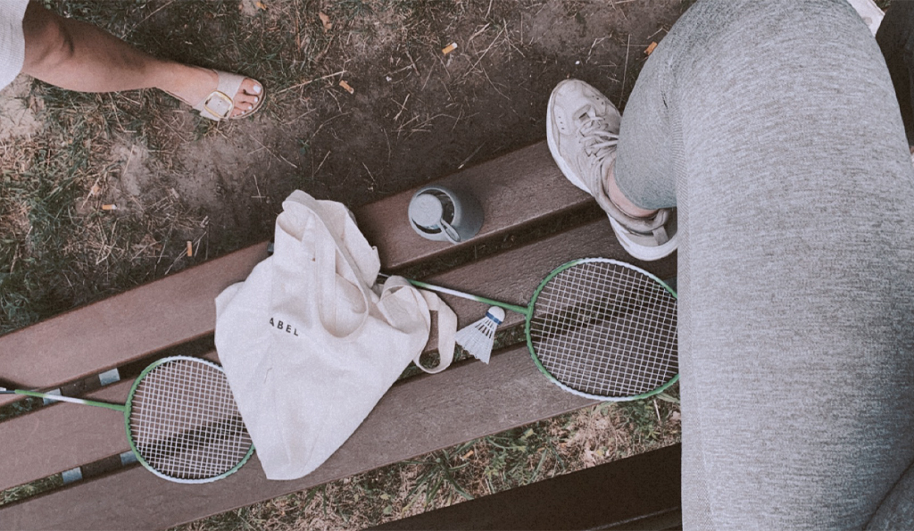 Badmintonschläger auf Bank