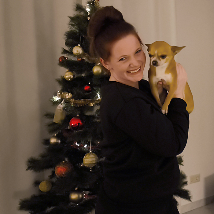 Botschafterin Kathi mit ihrem Hund vor ihrem Weihnachtsbaum