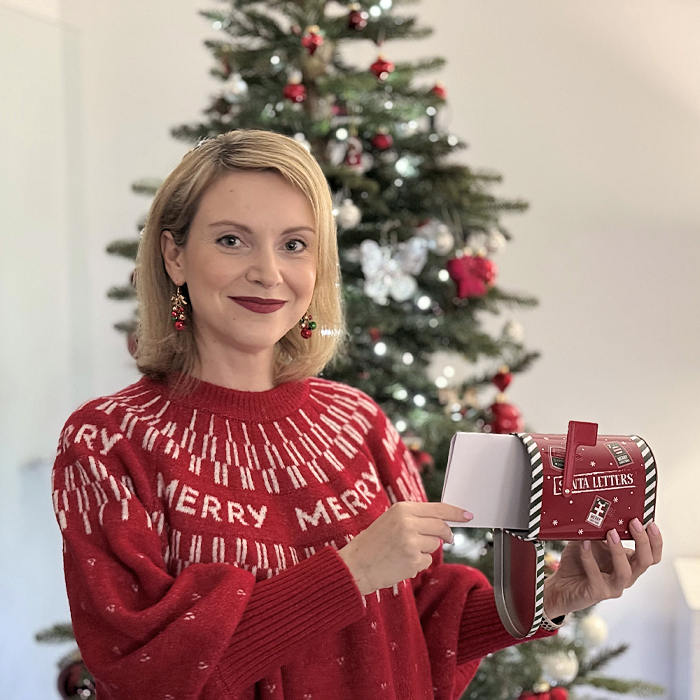 Botschafterin Marlene vorm Weihnachtsbaum