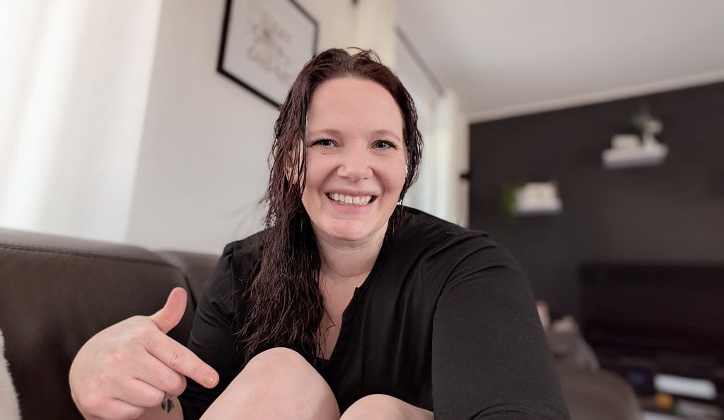 Botschafterin Kathi zeigt ihr nacktes Knie