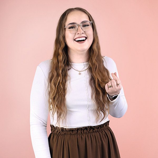 Profilbild von Botschafterin Jenny vor rosa Farbverlauf im Hintergrund