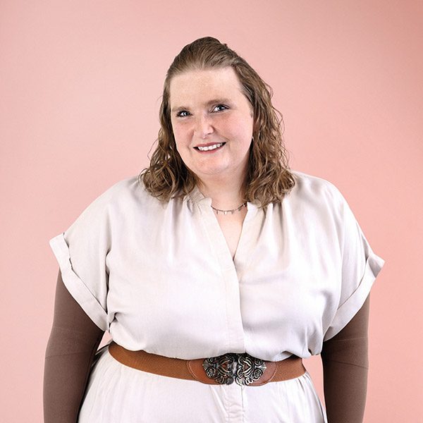 Profilbild von Botschafterin Sabine vor rosa Farbverlauf im Hintergrund