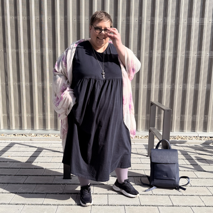 Botschafterin Britta mit einer Kompression in der Trendfarbe Cosy Violet