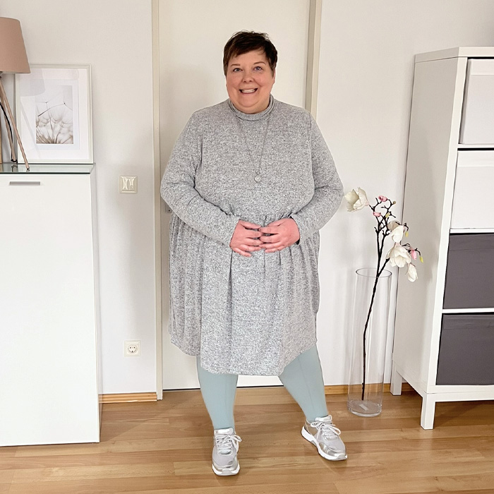 Botschafterin Britta in einer Kompression in Icy Blue