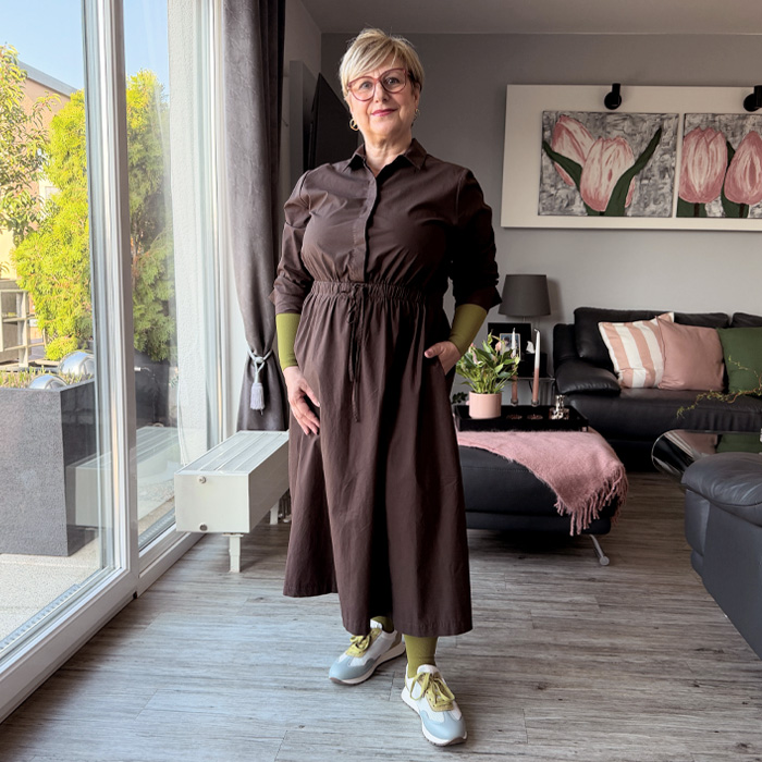 Botschafterin Elisabeth mit einer Kompression in der Trendfarbe Pure Olive