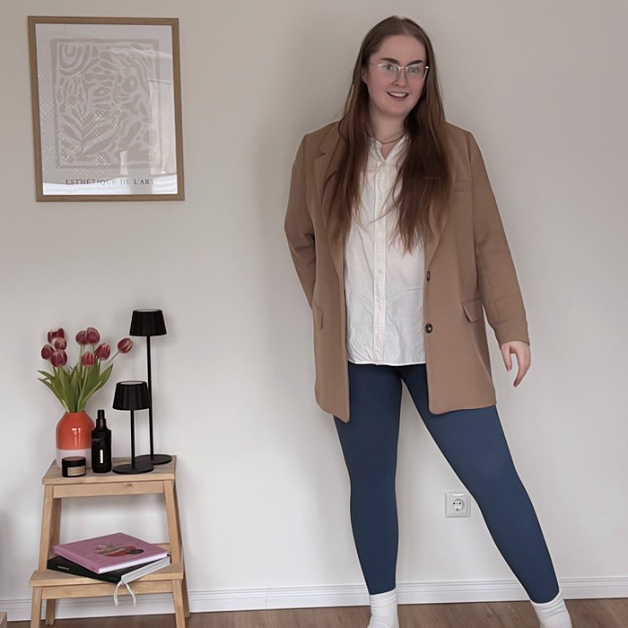 Botschafterin Jenny mit einer Kompression in der Trendfarbe Casual Blue