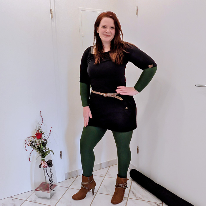 Botschafterin Kathi mit einer Kompression in der Trendfarbe Strong Green