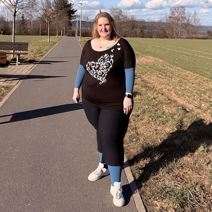 Botschafterin Sabine mit einer Kompression in der Trendfarbe Casual Blue