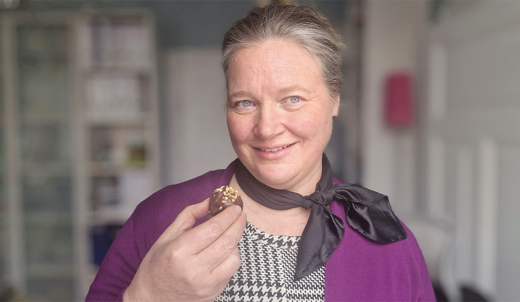 Bloggerin Alexandra mit Schokolade in der Hand