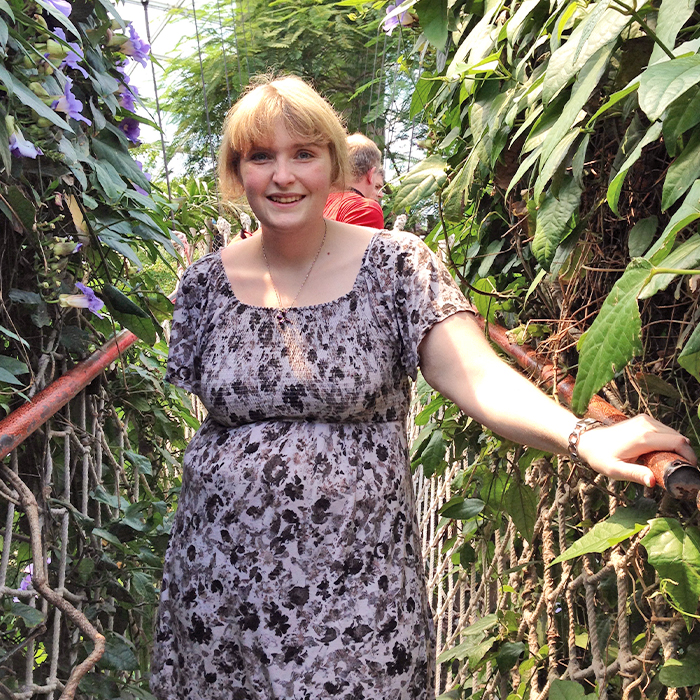 Botschafterin Sabine auf einer Brücke in einem botanischen Garten